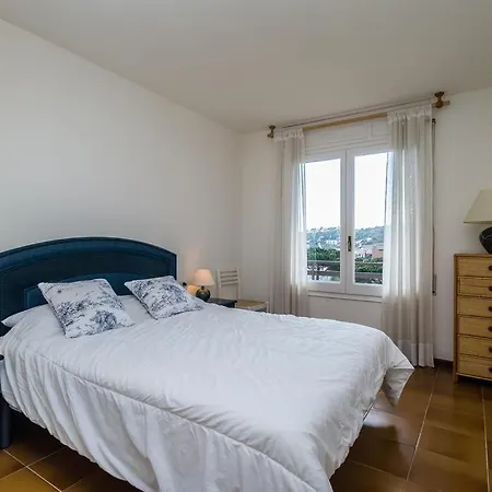 Sleeps 6 Pool Apartment