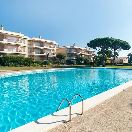 Sleeps 6 Pool Apartment *
